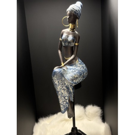 Africaine assise sur un tabouret