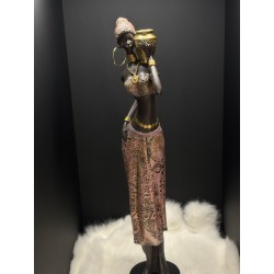 Africaine vase sur l'épaule