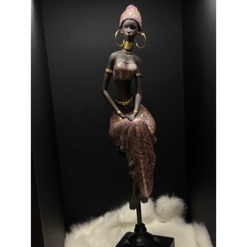 Africaine assise sur un tabouret