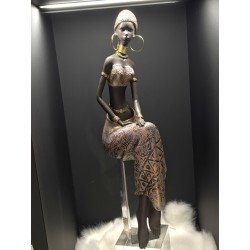 Africaine assise dans le vide